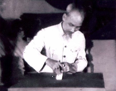 Chủ tịch Hồ Chí Minh bỏ phiếu tại địa điểm số 10 Hàng Vôi ngày 6.1.1946