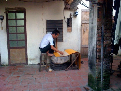 Nghệ nhân Lại Phú Thạch (dòng họ Lại làng Trung Nha) đang thực hiện các công đoạn quan trọng làm giấy sắc phong như nghè giấy, vẽ họa tiết Ảnh :Vũ Anh
