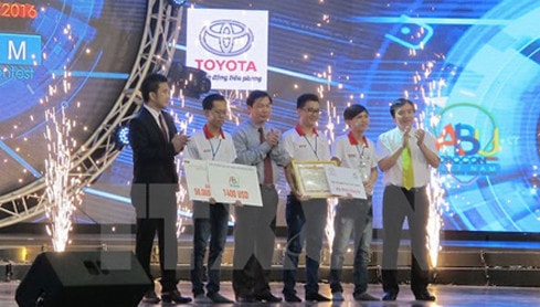 Trao giải Nhất cho dội LH-FF. (Ảnh: TTXVN)