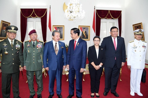 Tổng thống Indonesia Jolo Widodo và Ngoại trưởng, Bộ trưởng Quốc phòng 3 nước Indonesia, Malaysia và Philippines trong cuộc họp về an ninh hàng hải ngày 5.5.2016