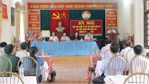 Các ứng viên nêu chương trình hành động tại buổi TXCT xã Tân Thành Ảnh: Khánh Duy