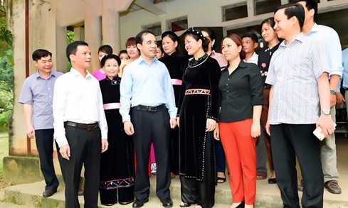 Bí thư Tỉnh ủy Tuyên Quang Chẩu Văn Lâm và các đại biểu với cử tri xã Tri Phú, Chiêm Hóa