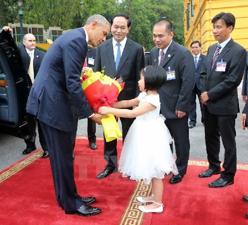 Thiếu nhi Thủ đô Hà Nội tặng hoa chào mừng Tổng thống Hoa Kỳ Barack Obama Nguồn: TTXVN Chủ tịch nước Trần Đại Quang và Tổng thống Mỹ Barack Obama tại cuộc họp báo Nguồn: vnexpress
