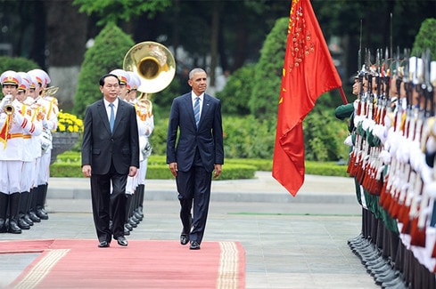 Chủ tịch nước Trần Đại Quang và Tổng thống Mỹ Barack Obama duyệt đội danh dự. Ảnh: Giang Huy