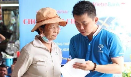 Tư vấn khách hàng về sản phẩm, dịch vụ bán lẻ của VietinBank