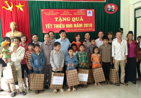 Thăm và tặng quà cho trẻ em bị ảnh hưởng bởi HIV/AIDS tại Sơn La ảnh 1