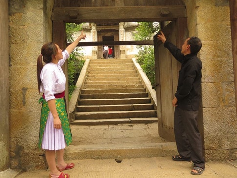 Anh Vương Quỳnh Sèo và em gái Vương Thị Chờ vẫn thường nói chuyện với nhau về ngôi nhà trước đây