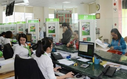Giao dịch tại Vietcombank. (Ảnh: PV/Vietnam+)