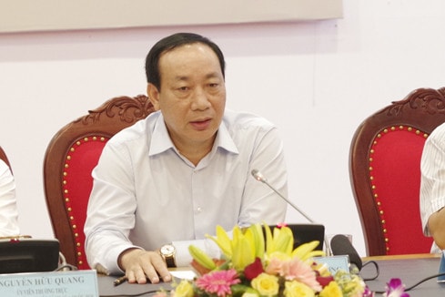 Thứ trưởng Bộ GTVT Nguyễn Hồng Trường đang tọa đàm, GLTT cùng bạn đọc Báo ĐBND (Ảnh: Duy Thông)