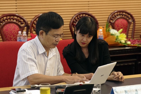 Tiến sĩ Trần Đăng Tuấn đang GLTT với bạn đọc Báo ĐBND (Ảnh: Duy Thông)