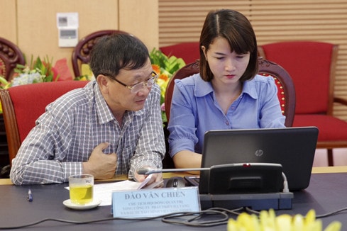 Chủ tịch Hội đồng quản trị Tổng công ty Phát triển hạ tầng và đầu tư tài chính Việt Nam (VIDIFI) Đào Văn Chiến đang GLTT cùng bạn đọc Báo ĐBND (Ảnh: Duy Thông)