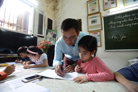Thầy Tuấn tận tình với từng học sinh