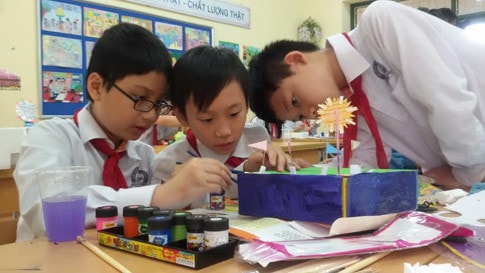 Học sinh Trường THCS và THPTTạ Quang Bửu, Hà Nội tập làm nhà phát minh Nguồn: taquangbuu-bk.sdu.vn