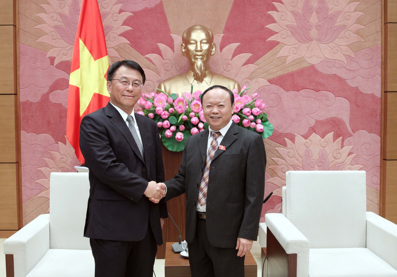 Phó chủ tịch Hội đồng Dân tộc Giàng A Chu và Thứ trưởng, Phó chủ nhiệm Ủy ban Dân tộc Nhà nước Trung Quốc Lý Chiêu Ảnh: Trung Thành