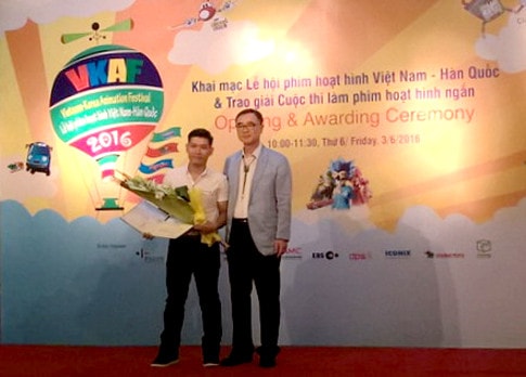 Giám đốc Trung tâm Văn hóa Hàn Quốc Park Nark Jong trao giải nhất không chuyên cho tác giả Nguyễn Thanh Tuyển