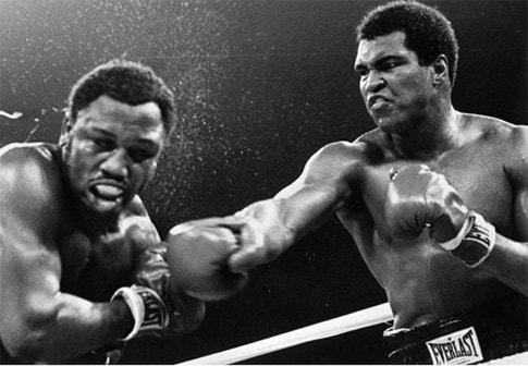 Huyền thoại quyền anh Muhammad Ali (phải).
