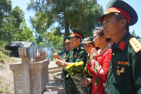Những nén hương thành kính dâng lên mộ Đại tướng Võ Nguyên Giáp
