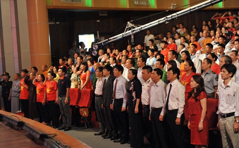 Các đại biểu tham dự chương trình trong lễ chào cờ