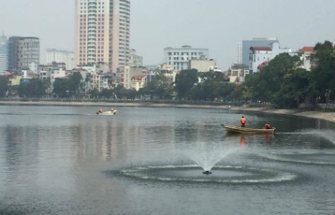 Hồ Hoàng Cầu hiện không còn cá chết, các máy sục, tạo oxy được lắp đặt để cứu số cá còn sống trong hồ.
