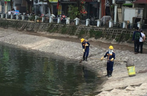 Nhân viên Xí nghiệp Thoát nước đang làm sạch hồ