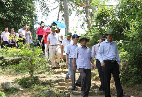 Dưới cái nắng gay gắt của tháng 6, đoàn hành hương vẫn hừng hực khí thế (Ảnh: Chí Tuấn)