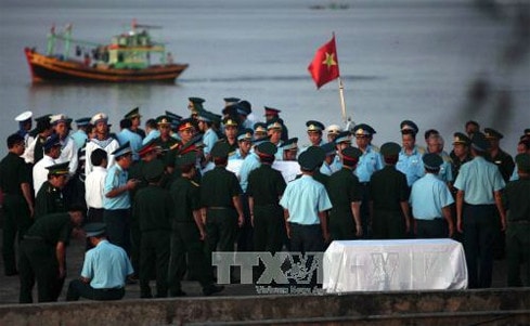 Đồng đội đón thi thể phi công Trần Quang Khải Nguồn: TTXVN