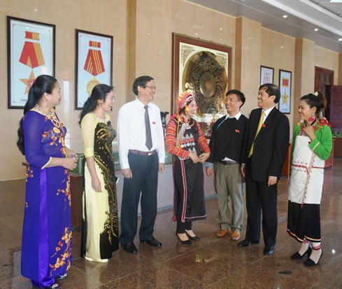 Các đại biểu trao đổi bên lề Kỳ họp thứ 2 HĐND tỉnh Lai Châu Khóa XIV