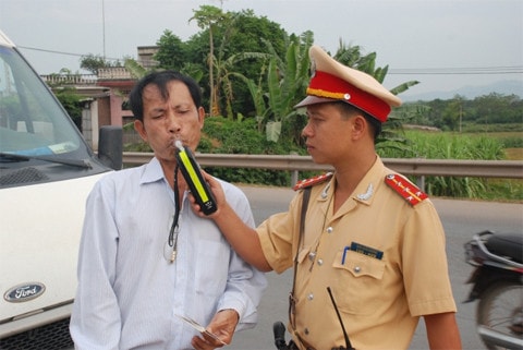 Cảnh sát giao thông kiểm tra nồng độ cồn với các lái xe. (Ảnh: baogiaothong.vn)