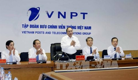 Thủ tướng Nguyễn Xuân Phúc làm việc với Tập đoàn Bưu chính Viễn thông Việt (VNPT).(Ảnh TTXVN)