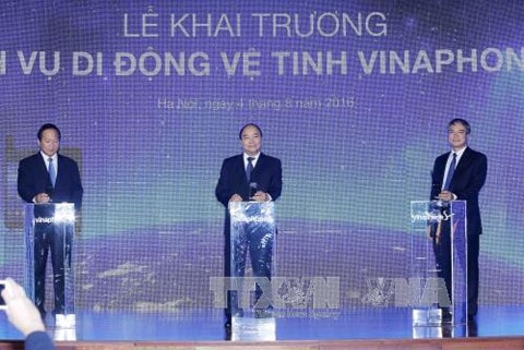 Thủ tướng Nguyễn Xuân Phúc dự lễ khai trương dịch vụ Vinaphone – S (Ảnh TTXVN)
