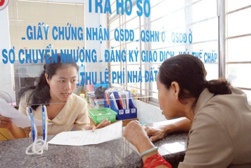 Người dân đến làm TTHC liên quan đến đất đai Nguồn: luatminhkhue.vn