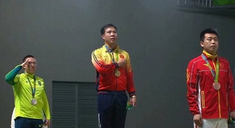 Hoàng Xuân Vinh lên bục nhận huy chương (Nguồn: ITN)
