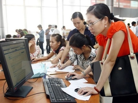 Tra cứu thông tin tại một trung tâm giới thiệu việc làm. (Ảnh TTXVN)