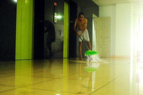 Hành lang trên các tầng cao của tòa nhà bị ngập nước