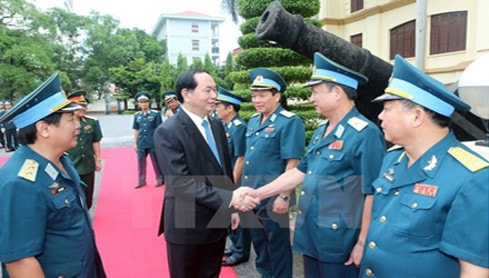 Chủ tịch nước Trần Đại Quang với cán bộ, chiến sỹ Quân chủng Phòng không - Không quân. (Ảnh: Nhan Sáng/TTXVN)