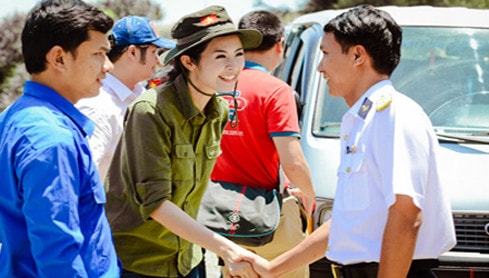 Hoa hậu 2010 Đặng Thị Ngọc Hân trong chương trình từ thiện tặng quà cho ngư dân Lý Sơn