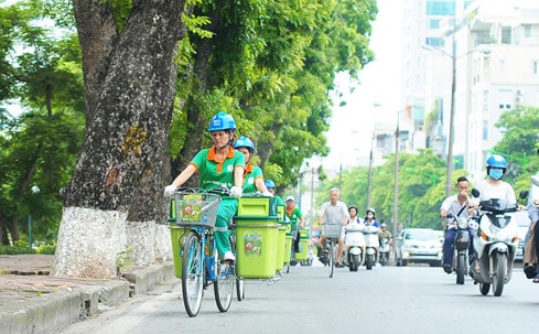 Những chiếc xe đạp thu gom rác không còn xa lạ đối với người dân Thủ đô.
