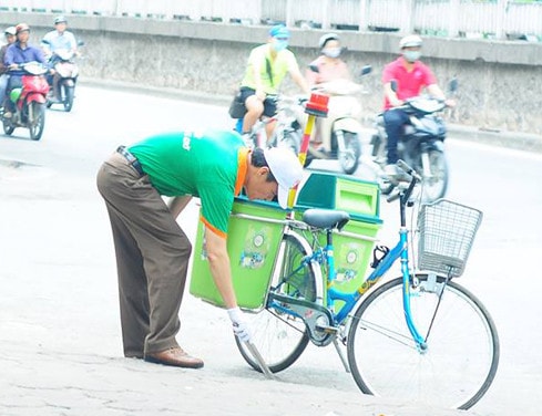 Những chiếc xe đạp thu gom rác không còn xa lạ đối với người dân Thủ đô.