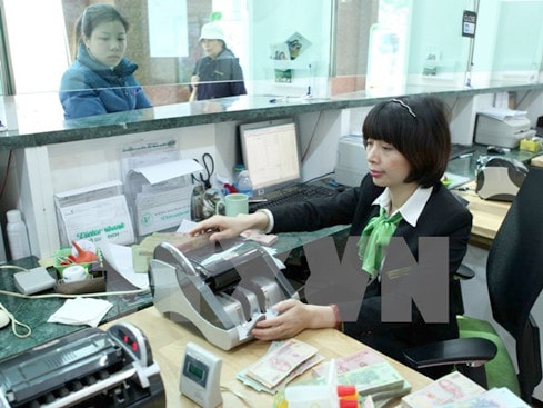 Giao dịch tại Vietcombank. (Nguồn: TTXVN)