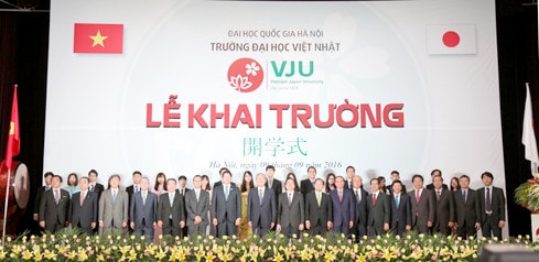 Các đại biểu chụp ảnh cùng học viên khóa I của Trường ĐH Việt Nhật (Ảnh: Quốc Toản)