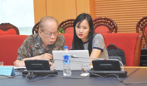 GS.TSKH Nguyễn Quang Hồng – Nguyên Phó Viện trưởng Viện Nghiên cứu Hán Nôm, nguyên Chủ tịch Hội Ngôn ngữ học Việt Nam trả lời câu hỏi của độc giả tại buổi GLTT “Giải thưởng Hồ Chí Minh và Giải thưởng Nhà nước về KHCN – Các công trình xuất sắc đóng góp cho xã hội”. (Ảnh: Quang Khánh)