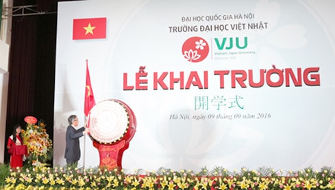 GS. Furuta Motoo - Hiệu trưởng Trường ĐH Việt Nhật đánh trống khai giảng năm học đầu tiên (Ảnh: Quốc Toản)
