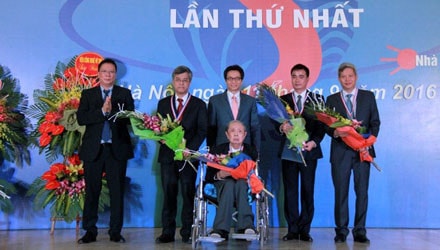 Phó Thủ tướng Vũ Đức Đam trao giải cho các tác giả đoạt giải Trần Đại Nghĩa. (Ảnh nguồn: Vietnamnet)