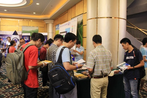 Bàn thông tin nhà tuyển dụng thu hút nhiều ứng cử viên Ảnh: Thanh Bình Bàn thông tin nhà tuyển dụng thu hút nhiều ứng cử viên Ảnh: Thanh Bình