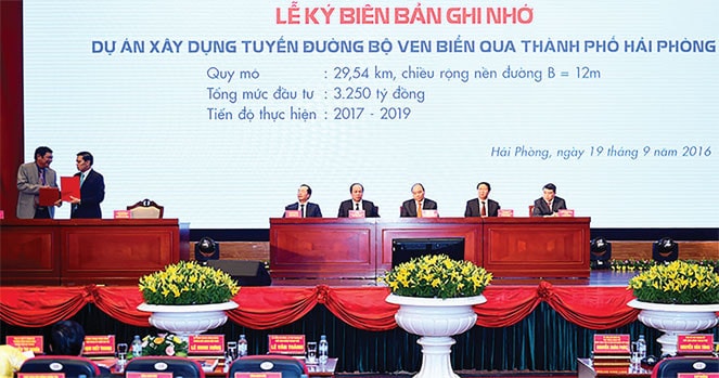 Thủ tướng Nguyễn Xuân Phúc chứng kiến Lễ ký cam kết của các nhà đầu tư với TP Hải Phòng (Ảnh: Đông Bắc)