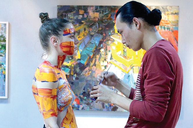 Họa sĩ Đức Phạm và tác phẩm bodypainting tại Tết Art 2016 Nguồn: ITN