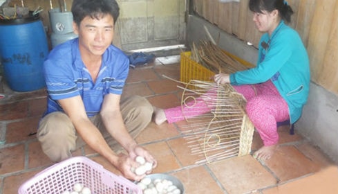 Gia đình anh Phúc ngày một khá lên nhờ cần cù lao động và được vốn chính sách tiếp sức