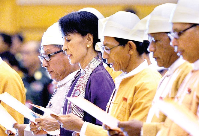Chủ tịch đảng NLD Aung San Suu Kyi cùng các tân nghị sĩ cử hành lễ nhậm chức sau cuộc bầu cử tháng 11.2015