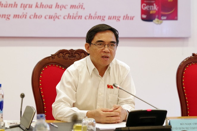 Ông Bùi Ngọc Chương- Ủy viên thường trực Ủy ban Về các vấn đề xã hội của QH đang trao đổi tại Tọa đàm