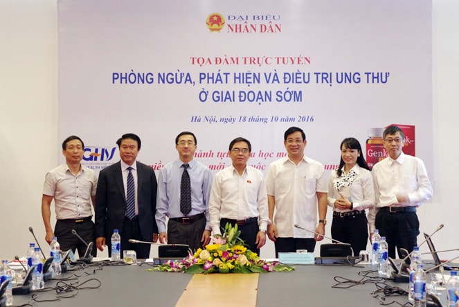 Các chuyên gia đầu ngành về ung bướu, các nhà quản lý, và cơ quan giám sát thực hiện chụp ảnh lưu niệm tại buổi tọa đàm